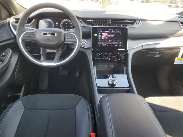 Photo of 2025 Diamond Black Crystal Pearlcoat Jeep Grand Cherokee L