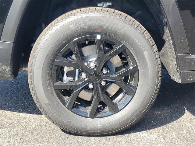 Photo of 2025 Diamond Black Crystal Pearlcoat Jeep Grand Cherokee L