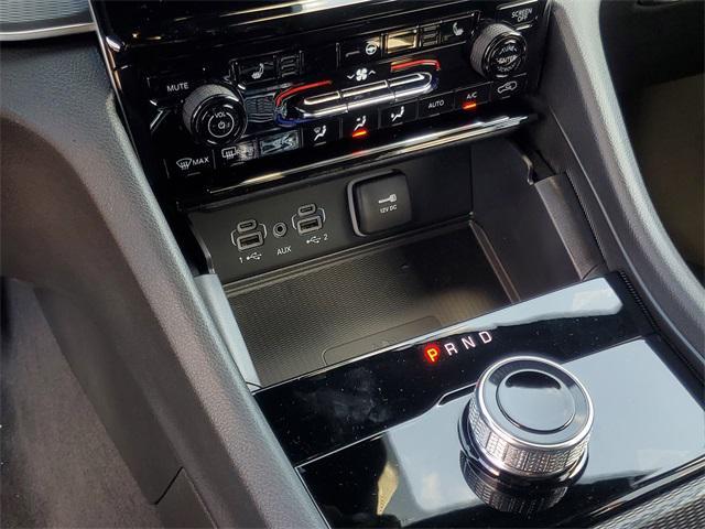 Photo of 2025 Diamond Black Crystal Pearlcoat Jeep Grand Cherokee L