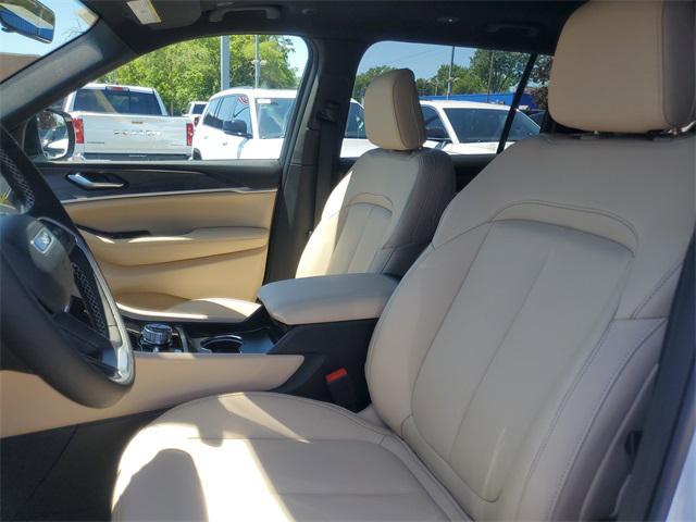 Photo of 2025 Bright White Clearcoat Jeep Grand Cherokee L