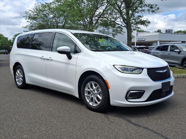 Photo of 2023 Bright White Clearcoat Chrysler Pacifica