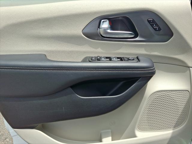 Photo of 2023 Bright White Clearcoat Chrysler Pacifica