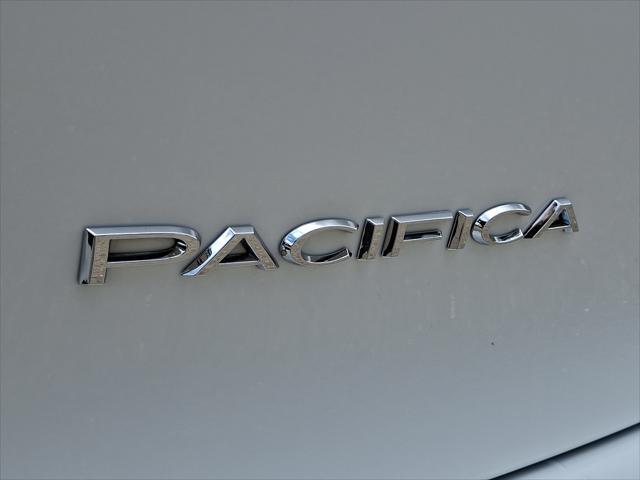 Photo of 2023 Bright White Clearcoat Chrysler Pacifica