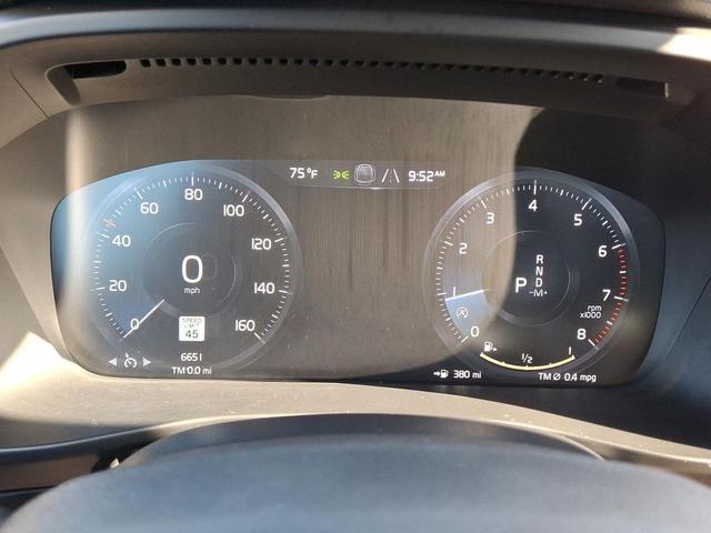 Photo of 2022 Thunder Grey Metallic Volvo XC40