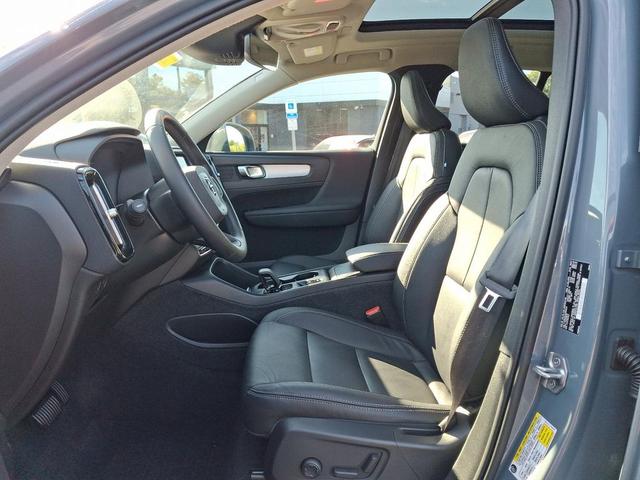 Photo of 2022 Thunder Grey Metallic Volvo XC40