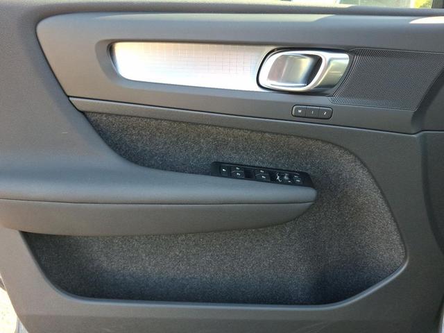 Photo of 2022 Thunder Grey Metallic Volvo XC40