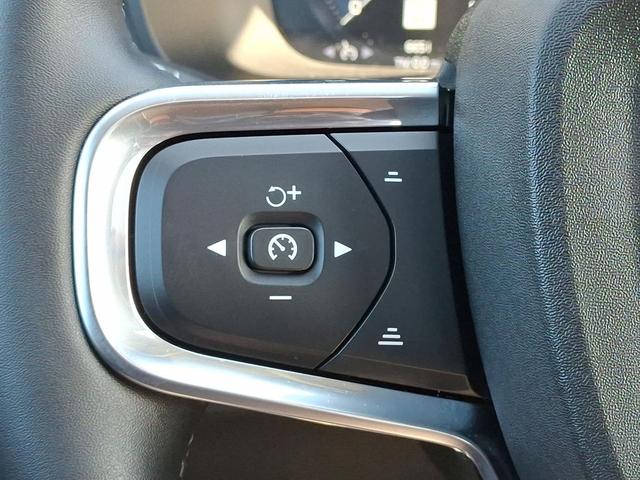 Photo of 2022 Thunder Grey Metallic Volvo XC40