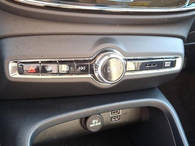 Photo of 2022 Thunder Grey Metallic Volvo XC40