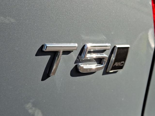 Photo of 2022 Thunder Grey Metallic Volvo XC40