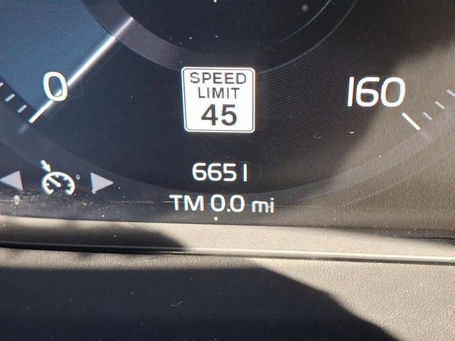 Photo of 2022 Thunder Grey Metallic Volvo XC40