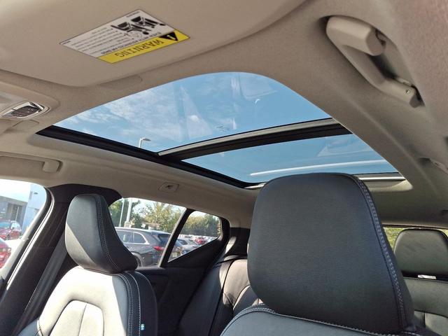 Photo of 2022 Thunder Grey Metallic Volvo XC40