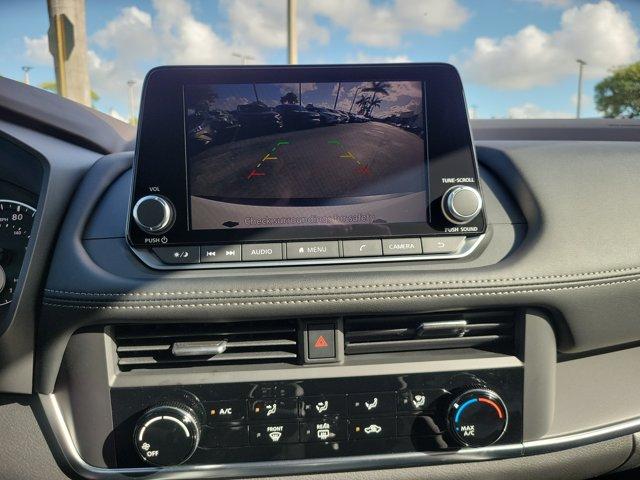 Photo of 2023 Glacier White Nissan Rogue