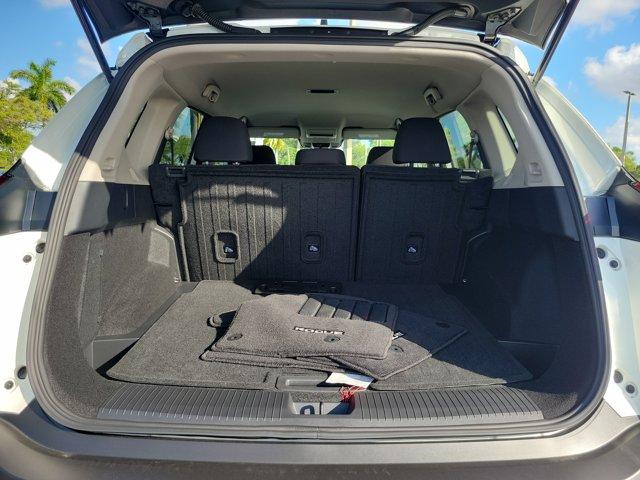 Photo of 2023 Glacier White Nissan Rogue