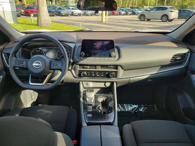 Photo of 2023 Glacier White Nissan Rogue