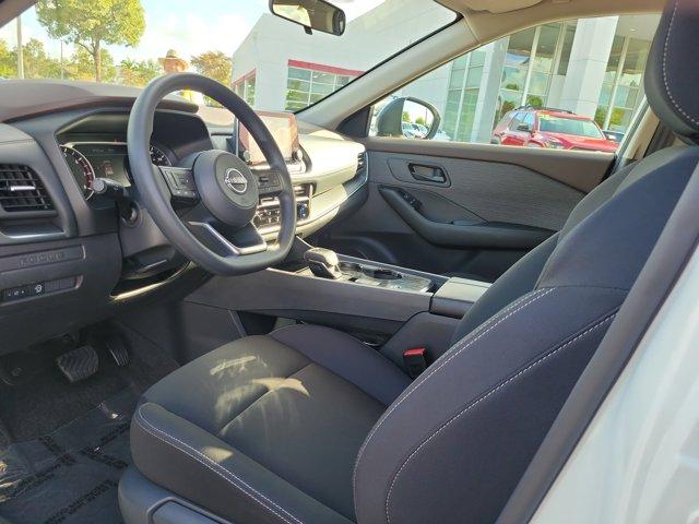 Photo of 2023 Glacier White Nissan Rogue