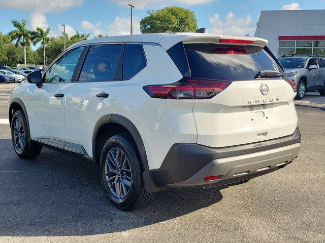 Photo of 2023 Glacier White Nissan Rogue