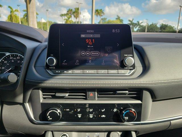 Photo of 2023 Glacier White Nissan Rogue