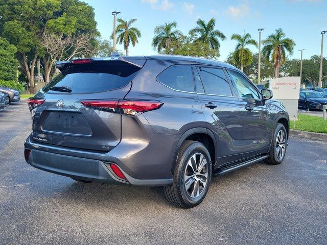 Photo of 2022 Gray Toyota Highlander