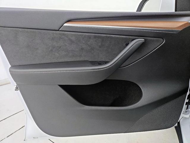Photo of 2022 White Tesla Model Y