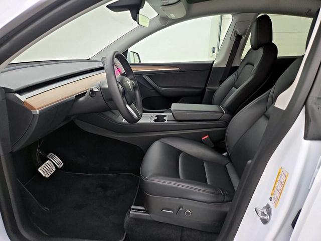 Photo of 2022 White Tesla Model Y
