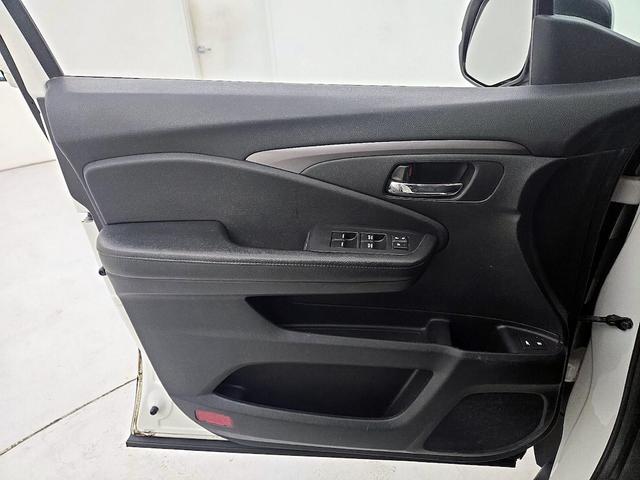 Photo of 2017 White Honda Pilot
