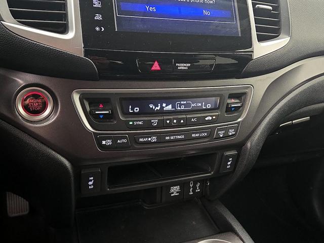 Photo of 2017 White Honda Pilot