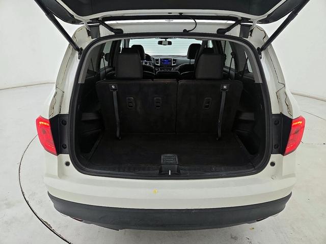 Photo of 2017 White Honda Pilot