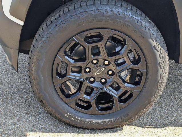 Photo of 2026 Summit White Chevrolet Colorado