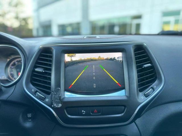 Photo of 2020 Bright White Clearcoat Jeep Cherokee
