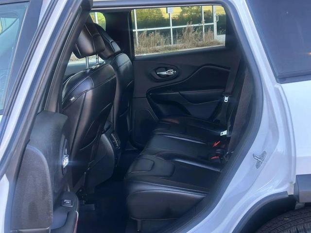 Photo of 2020 Bright White Clearcoat Jeep Cherokee
