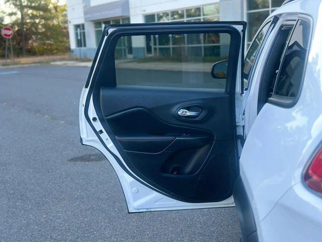 Photo of 2020 Bright White Clearcoat Jeep Cherokee