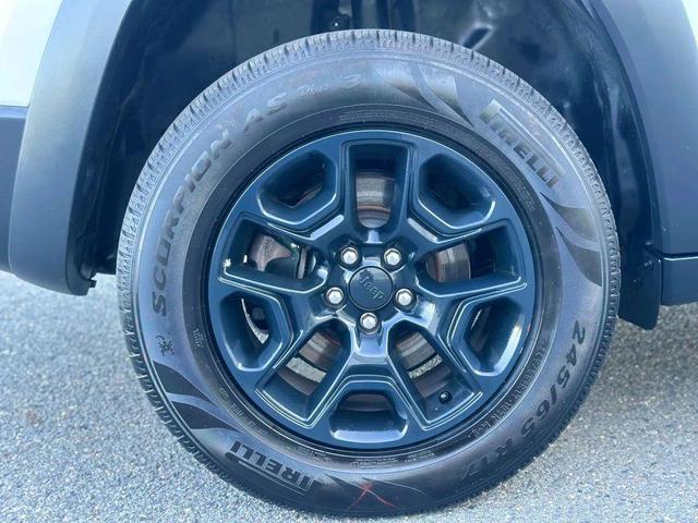 Photo of 2020 Bright White Clearcoat Jeep Cherokee