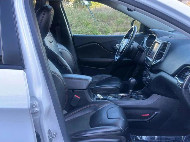Photo of 2020 Bright White Clearcoat Jeep Cherokee