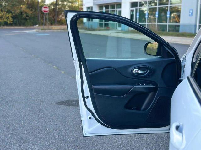 Photo of 2020 Bright White Clearcoat Jeep Cherokee