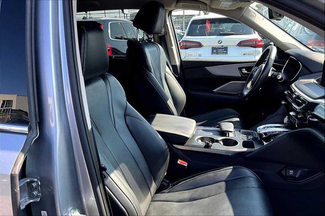 Photo of 2023 Lunar Silver Metallic Acura MDX