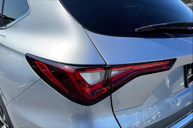 Photo of 2023 Lunar Silver Metallic Acura MDX