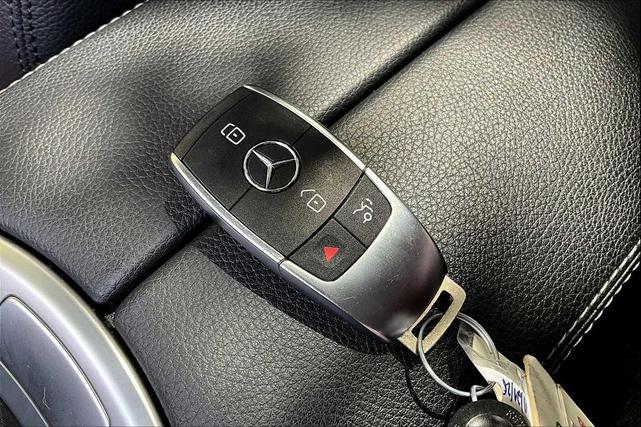 Photo of 2022 MANUFAKTUR Diamond White Metallic Mercedes-Benz GLC 300