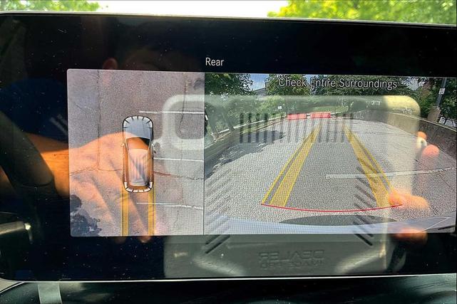 Photo of 2022 MANUFAKTUR Diamond White Metallic Mercedes-Benz GLC 300