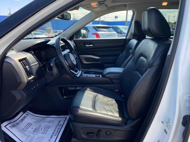 Photo of 2022 White Nissan Pathfinder