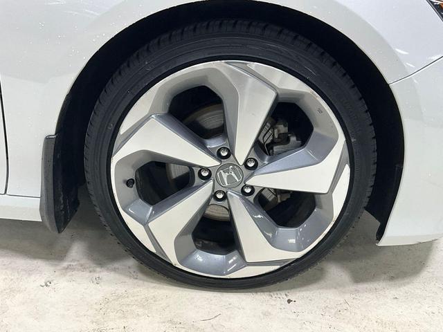 Photo of 2018 Platinum White Pearl Honda Accord