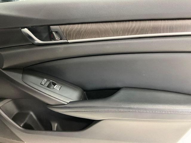 Photo of 2018 Platinum White Pearl Honda Accord