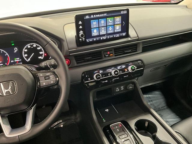 Photo of 2025 Platinum White Pearl Honda Pilot