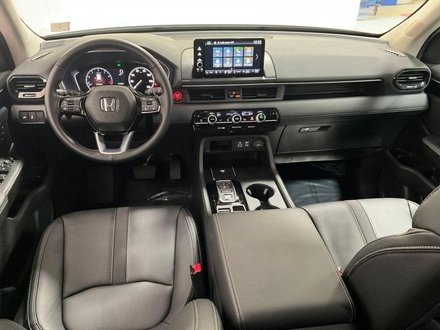 Photo of 2025 Platinum White Pearl Honda Pilot