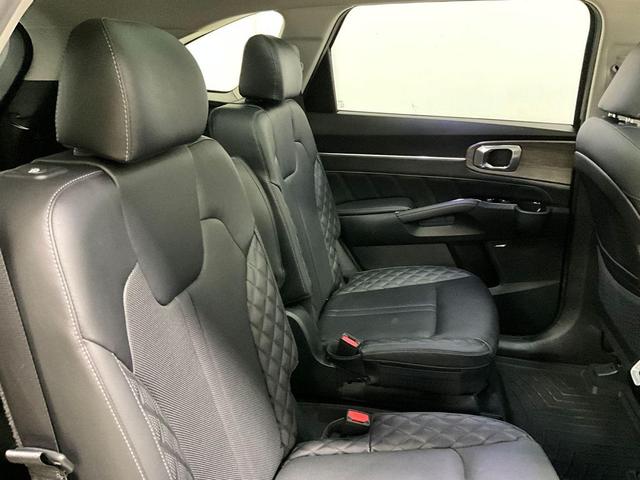 Photo of 2022 Ebony Black Kia Sorento