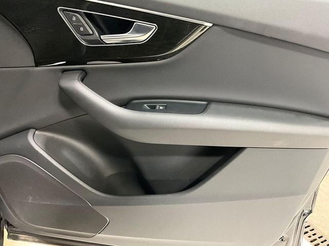 Photo of 2022 Mythos Black Metallic Audi Q7
