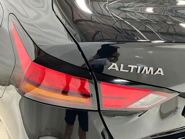 Photo of 2024 Super Black Clearcoat Nissan Altima
