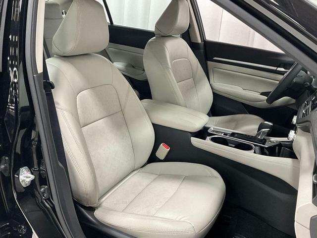Photo of 2024 Super Black Clearcoat Nissan Altima