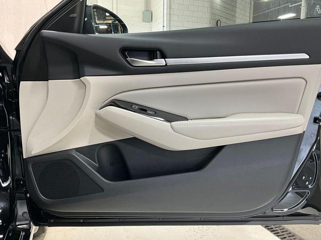 Photo of 2024 Super Black Clearcoat Nissan Altima