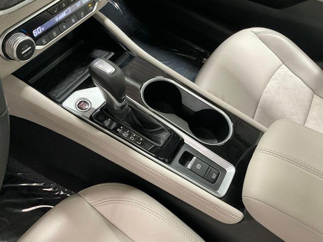 Photo of 2024 Super Black Clearcoat Nissan Altima