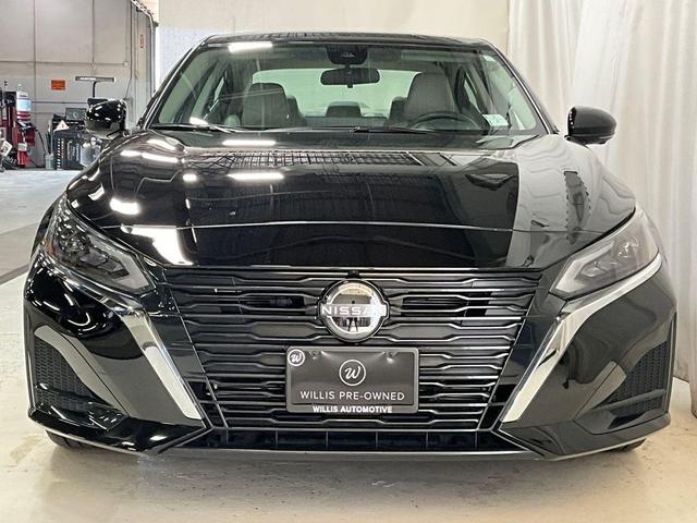 Photo of 2024 Super Black Clearcoat Nissan Altima